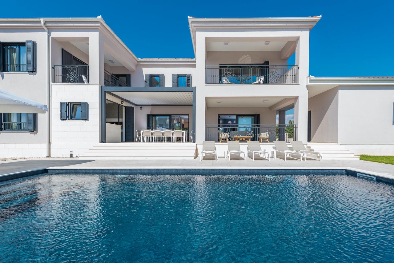 Villa Adora: Header #1