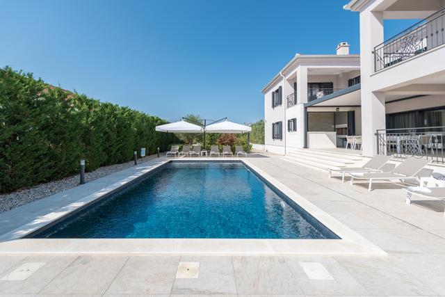 Villa Adora: Header #1