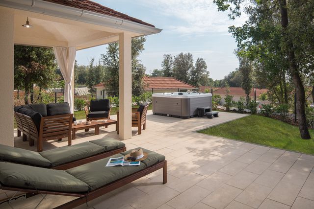 Villa Porto Bus Hot Tub 3