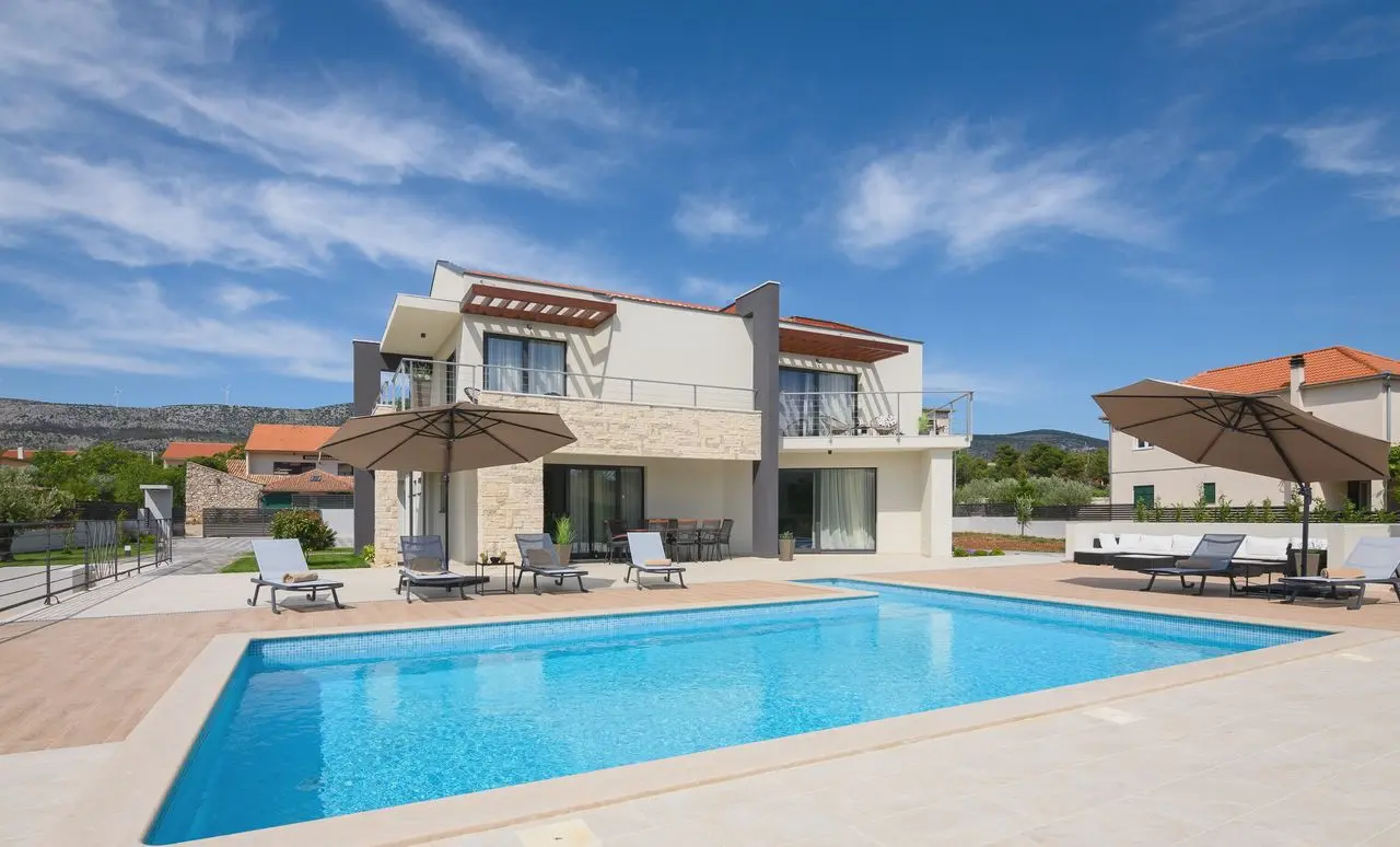 Villa B4: Header #1