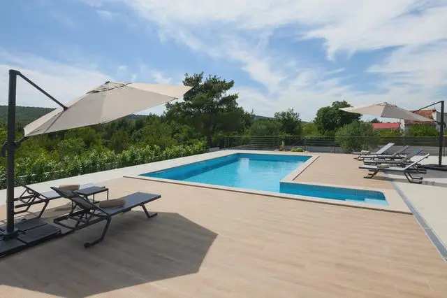Villa B4: Header #1