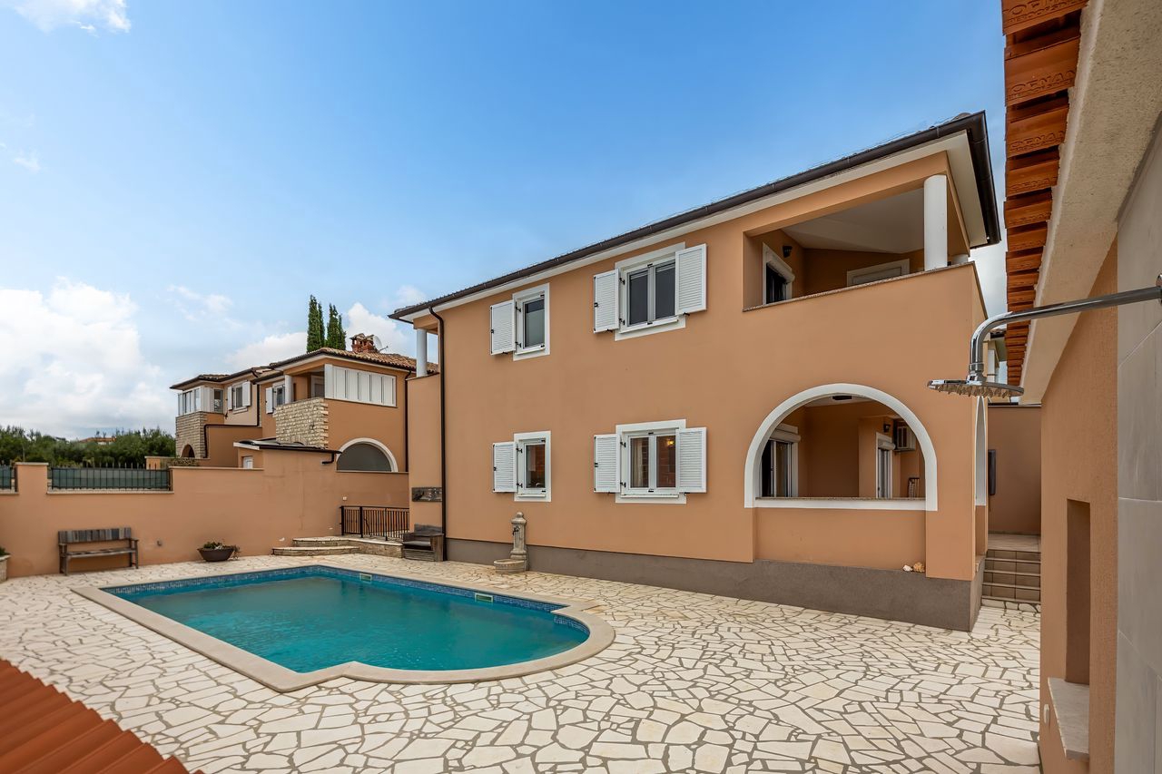 Villa Karoli: Header #1