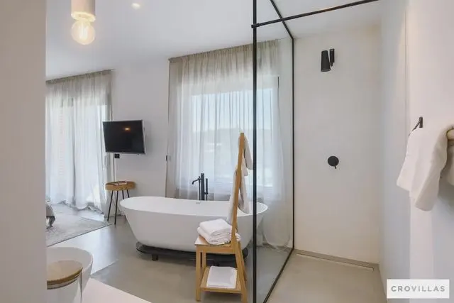 Villa Grande X: Header #1