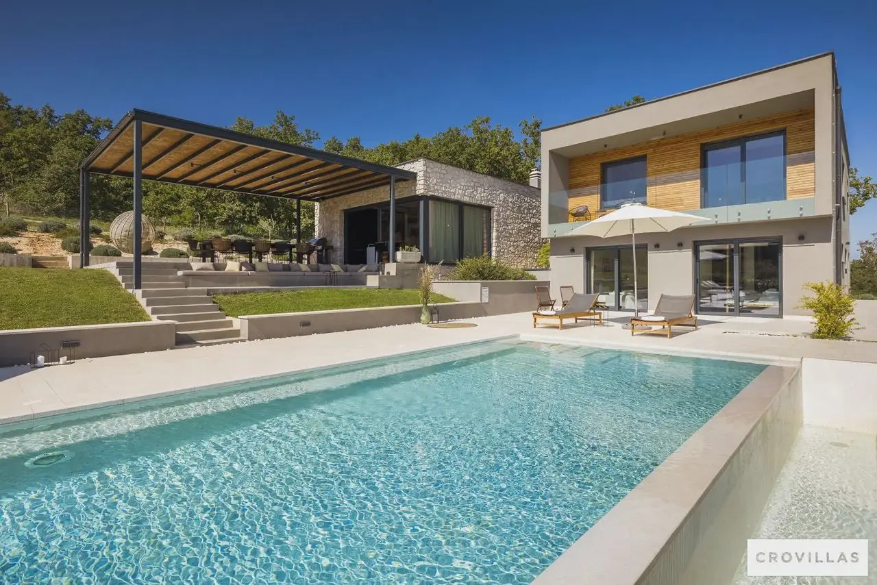 Villa Grande X: Header #1