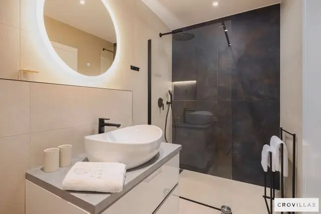 Villa Skyfall: Header #1