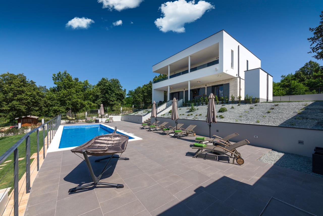 Villa Valyra: Header #1