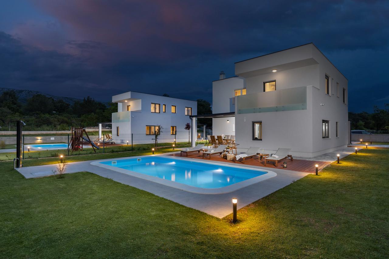 Villa Complex Gromatic: Header #1