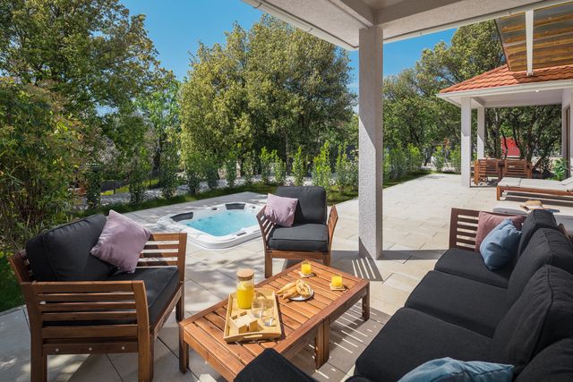 Villa Porto Bus Hot Tub 4