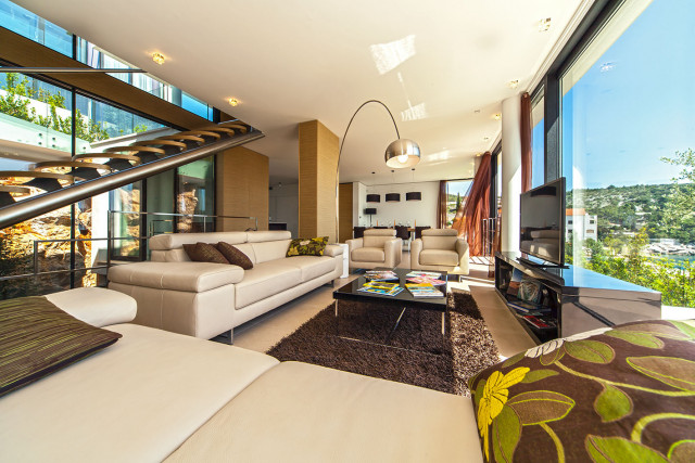Villa Plaza IV: Header #1
