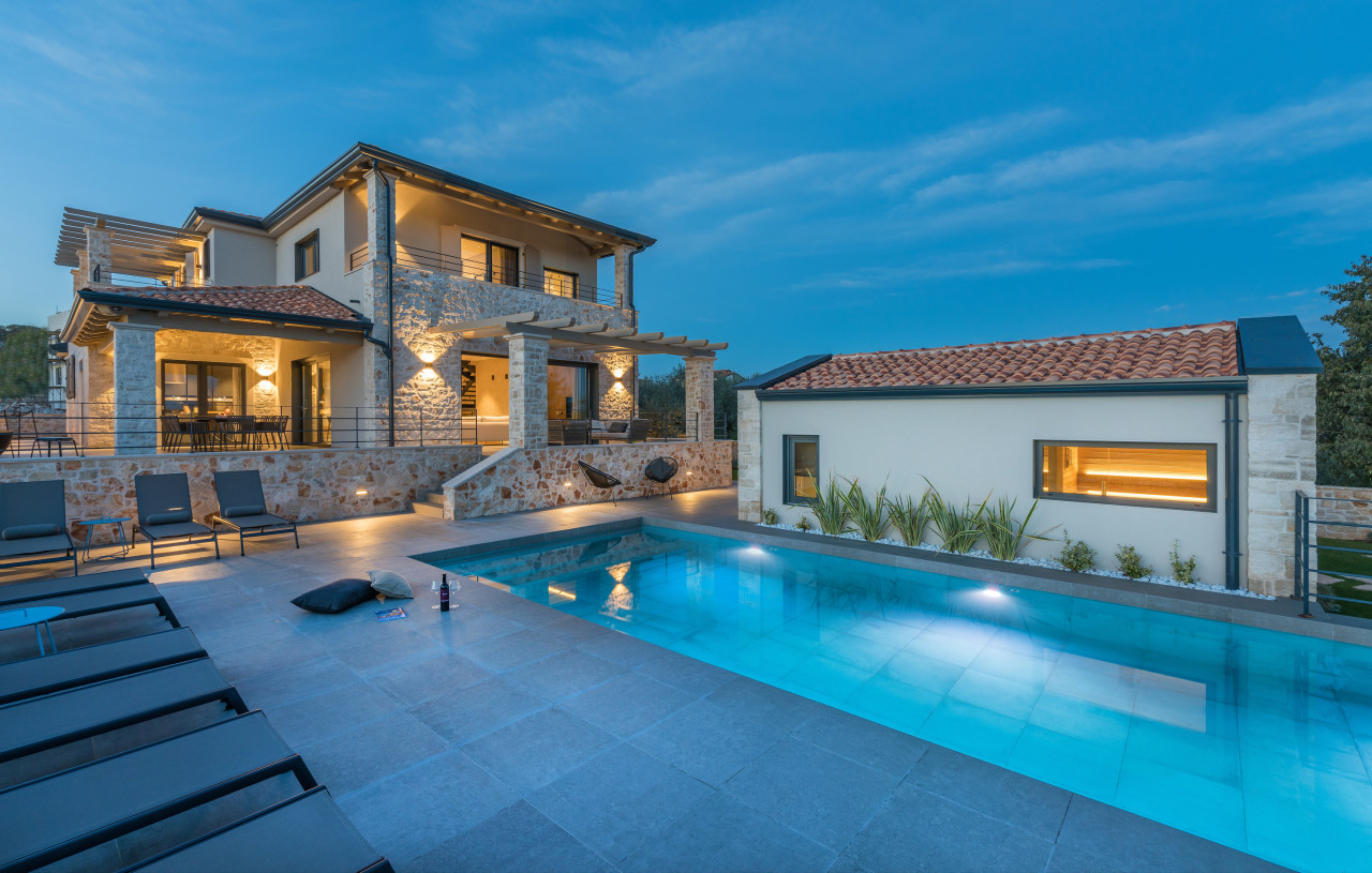 Villa Deluxe: Header #1